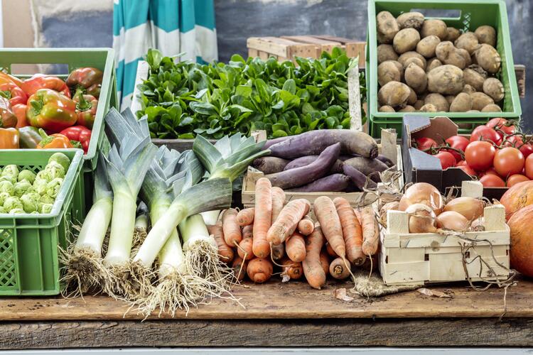 Marktstand mit frischem Demeter-Gemüse