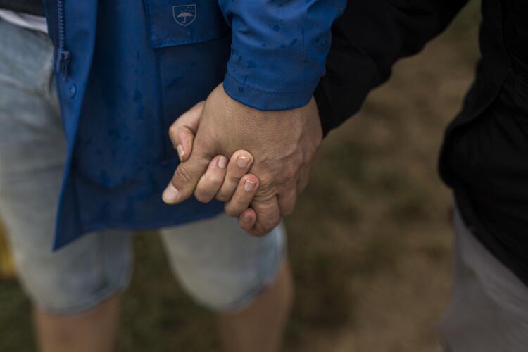 Zwei Personen halten Hand