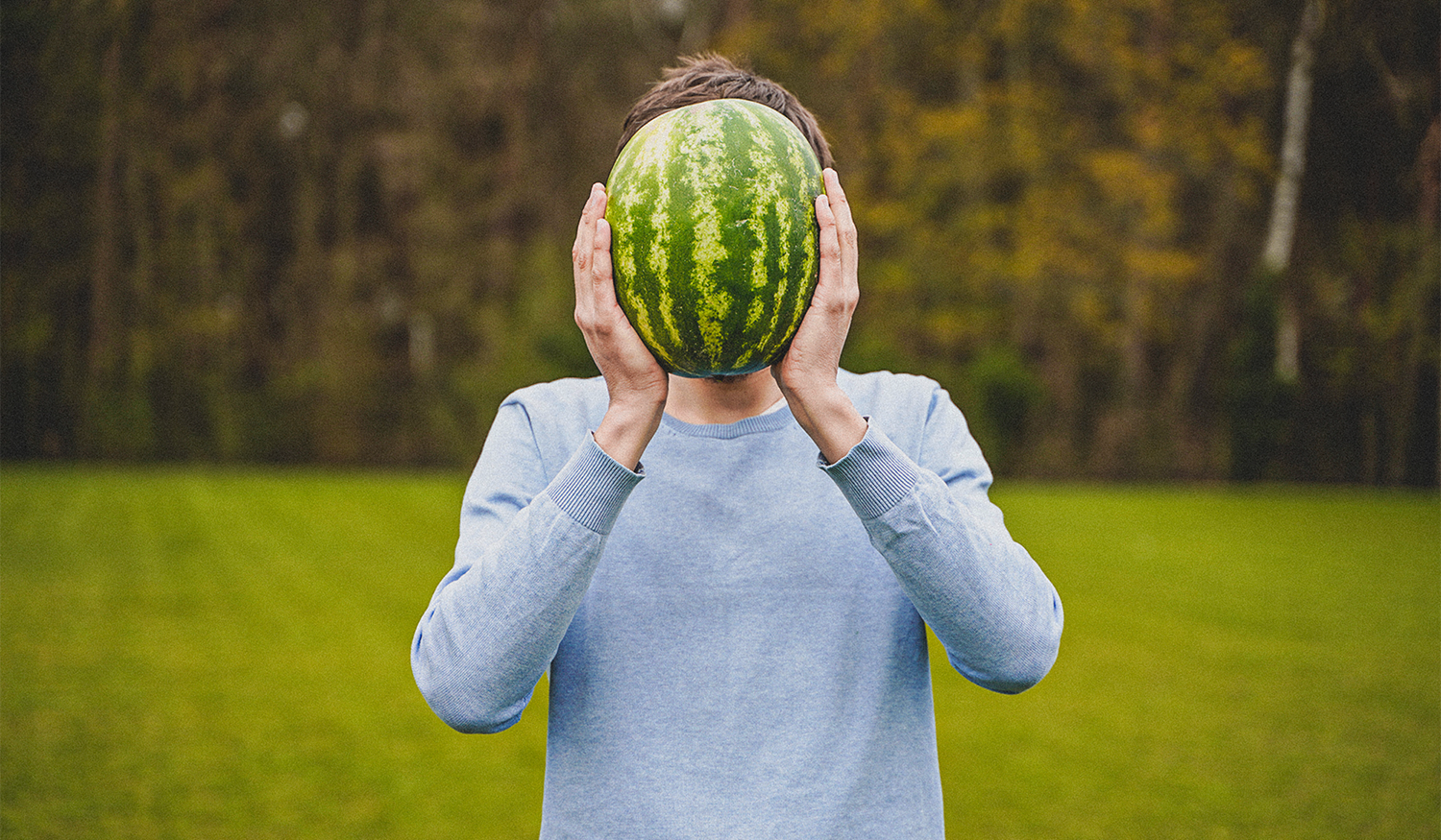 Raphael Fellmer mit Melone vor dem Kopf