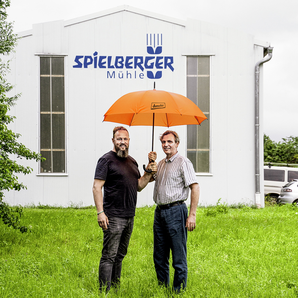 Volkmar Spielberger und Johannes Kamps-Bender halten gemeinsam einen Schirm