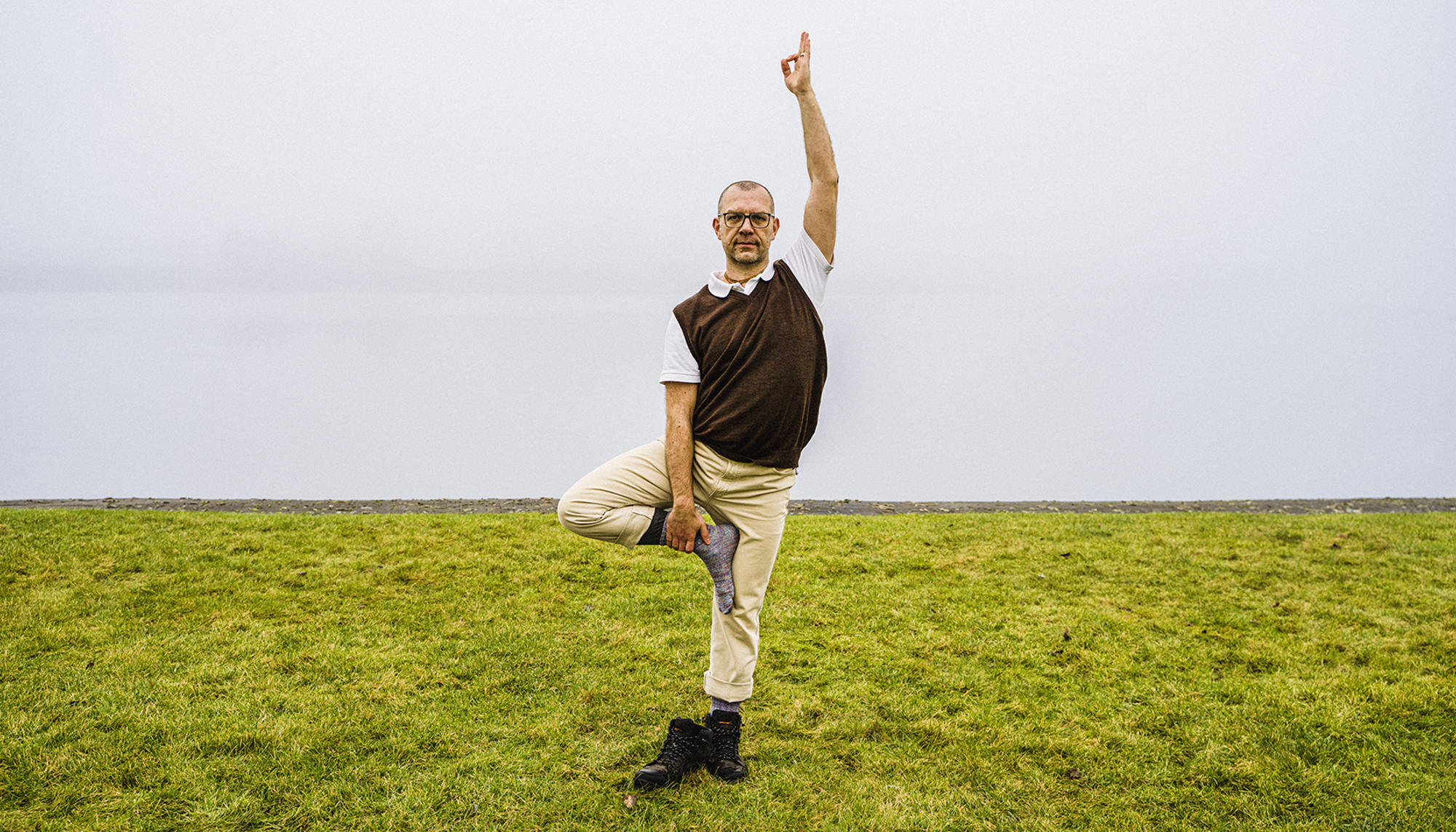 Christoph Harrach macht Yoga