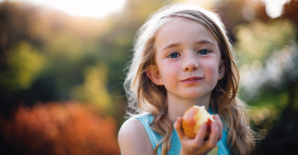 Mädchen isst Apfel