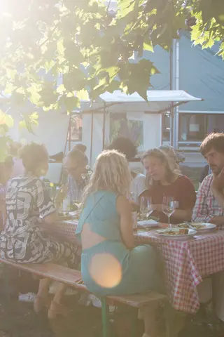 Besucher:innen beim Essen im Freien