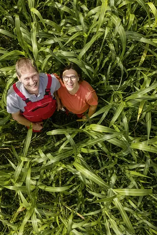 Rüdiger und Martina Spiegel im Feld
