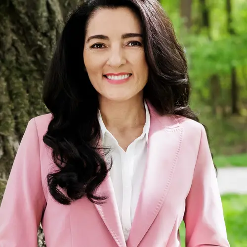 Dr. Chirine Etezadzadeh