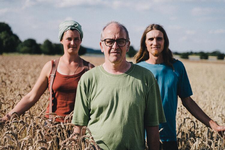 Landwirt:innen in einem Getreidefeld