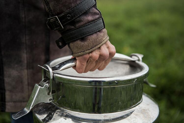 Milchkanne in Hand