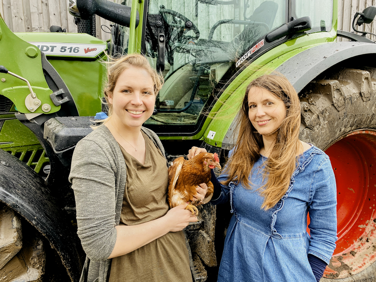 Anna und Redakteurin Susanne Kiebler mit Huhn