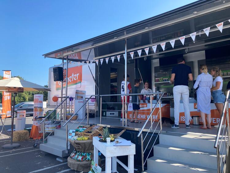 Demeter Roadshow Truck mit Besucher:innen