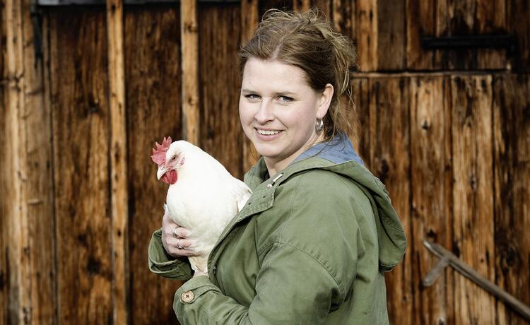 Inga Günther mit Huhn