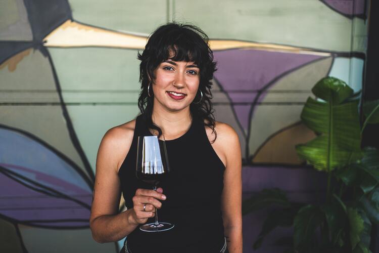 Maria mit einem Glas Wein