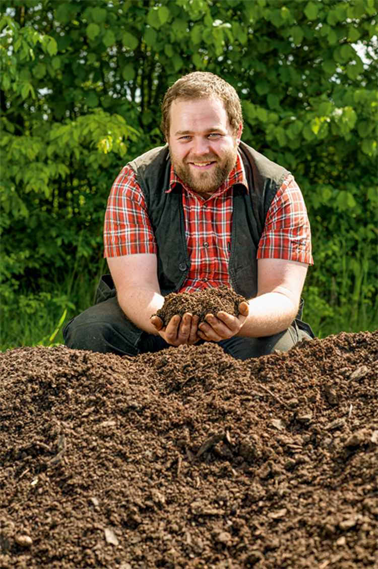 Jakob Schererz mit Erde in der Hand
