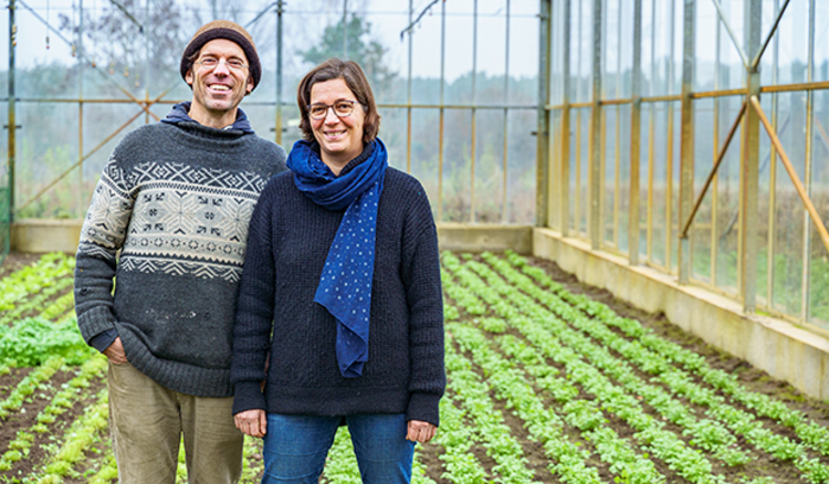 Annette Glaser und Boris Laufer im Gewächshaus