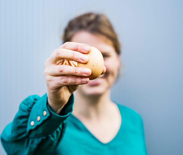 Inga Günther hält ein Ei vors Gesicht