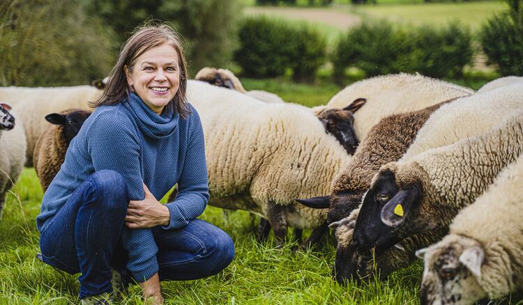 Tanja Busse mit Schafen auf der Weide