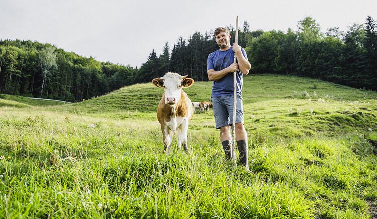 Andreas Wimmer mit Kuh auf der Weide