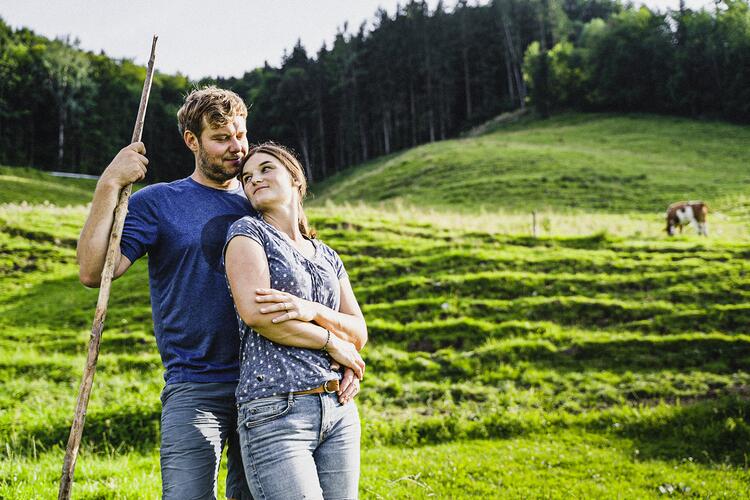 Katharina und Andreas Wimmer auf der Kuhweide