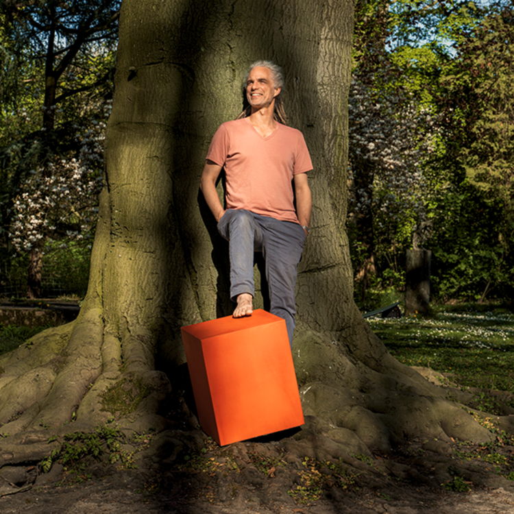 Moritz Zielke mit dem orange Cube