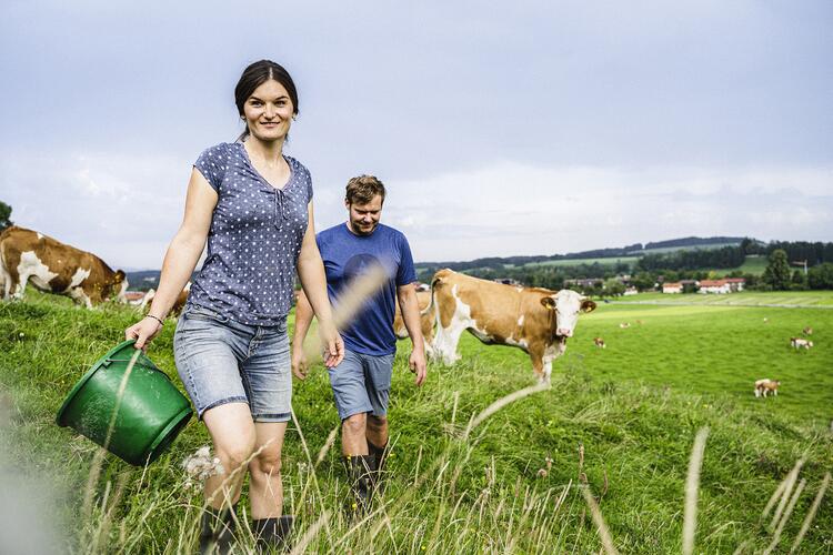 Katharina und Andreas Wimmer auf der Kuhweide