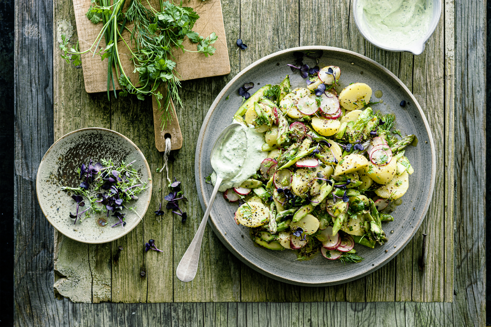 Kartoffelsalat mit grünem Spargel und Kräuterdip