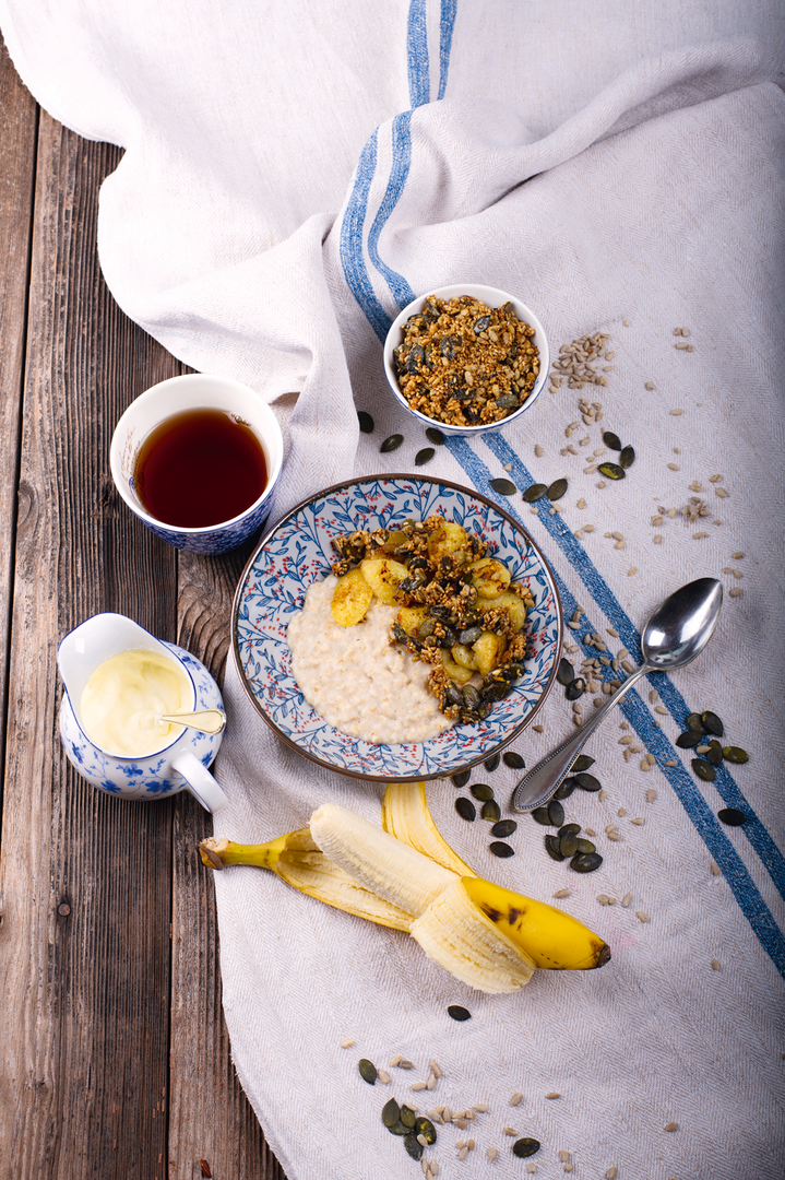 Porridge mit gebratener Banane und Saaten-Crunch