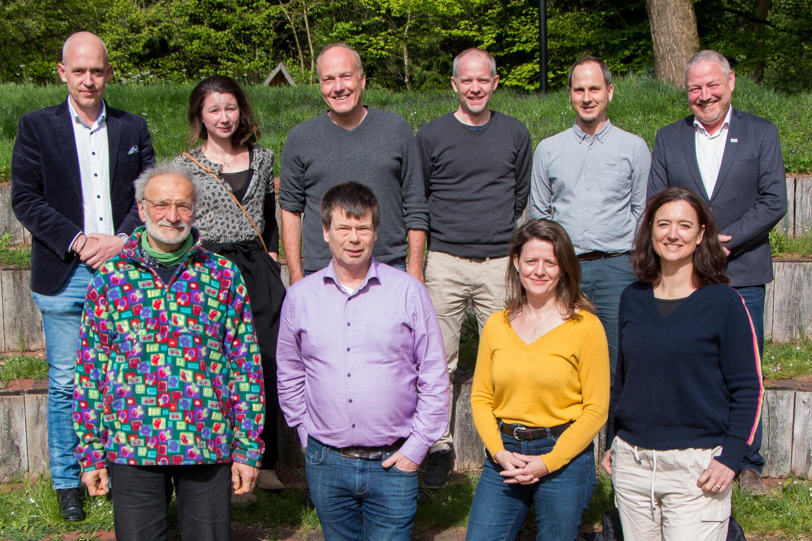 Gruppenfoto der Delegierten in zwei Reihen