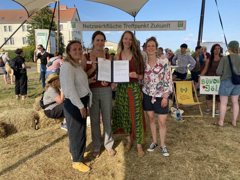 Foto von vier Frauen, die eine Gründungserklärung in der Hand halten