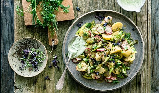 Kartoffelsalat mit grünem Spargel und Kräuterdip | Demeter