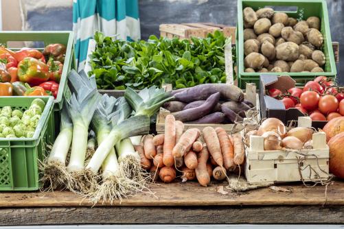 Marktstand mit frischem Demeter-Gemüse