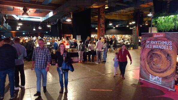Messehalle und Besucher:innen der Biodynamic Wine Fair