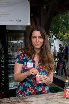 Frau mit Eis an Bar