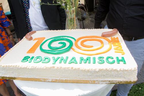 Geburtstagskuchen mit Schrift 100 Jahre biodynamisch