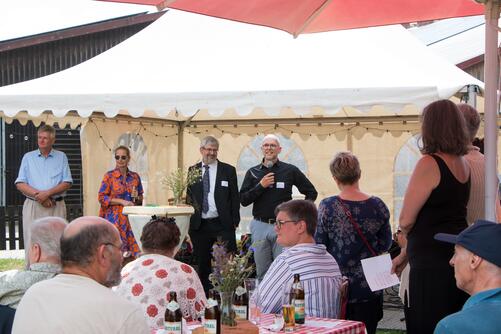 v.l.n.r.: Katja und Ludolf von Maltzan (Ökodorf Brodowin), Axel Vogel, Minister für Landwirtschaft, Umwelt und Klimaschutz des Landes Brandenburg, Demeter-Vorstand Alexander Gerber vor Besucher:innen