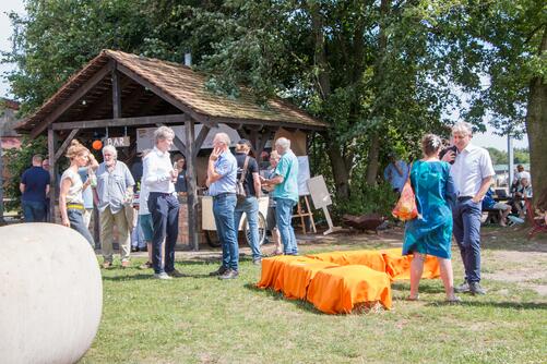 Besucher:innen auf dem Gelände des Ökodorf Brodowin