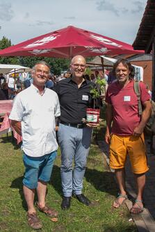 Gruppenbild mit Baum-Geschenk