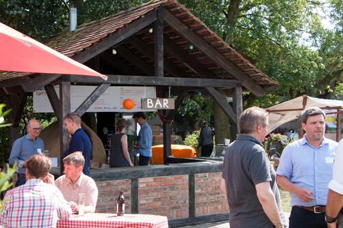 Besucher:innen vor der Bar