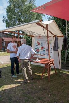 Christoph Reiber im Gespräch mit einem Besucher