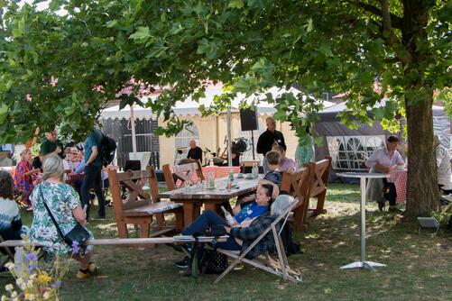 Besucher:innen des Festes