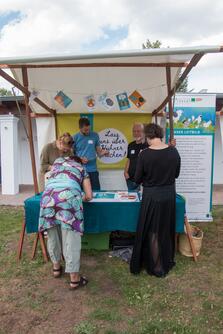 Besucher:innen am Stand der Ökologischen Tierzucht