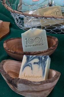 Sapoluna Seifenmanufaktur-Stand mit 100 Jahre-Seife