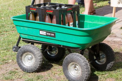 Voelkel-Säfte in Bollerwagen