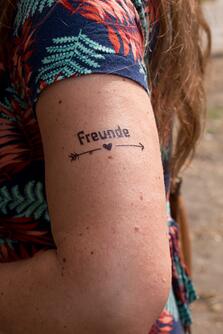 Freunde-Abziehtattoo