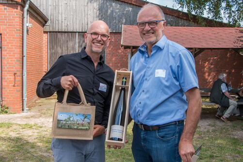 Gruppenfoto mit Wein- und Erde-Geschenk