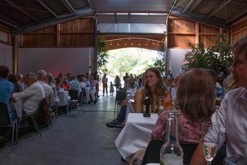 Besucher:innen in der Halle