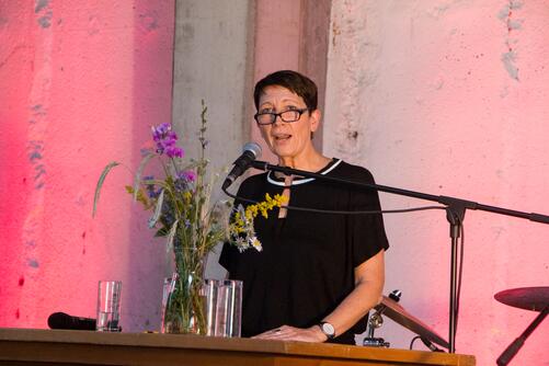 Frau am Podium