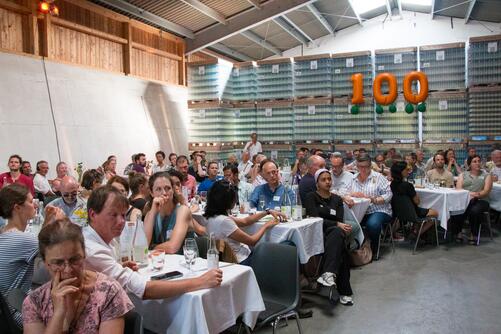 Besucher:innen in Festhalle