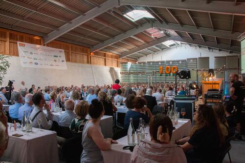 Halle mit Besucher:innen