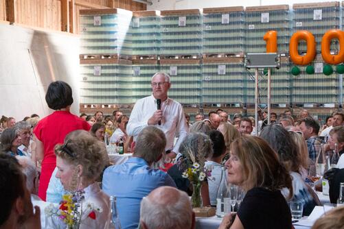 Halle mit Besucher:innen