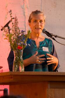 Frau am Podium