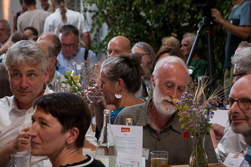 Besucher:innen in der Halle